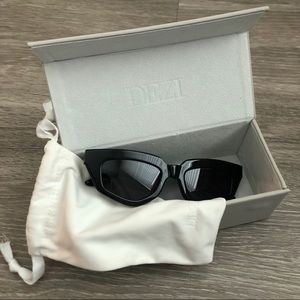 DEZI On Read Black Sunglasses